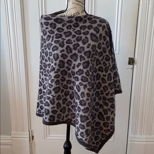 Perfect for gifting! 🎁 Barefoot Dreams Cozychic Leopard Poncho
